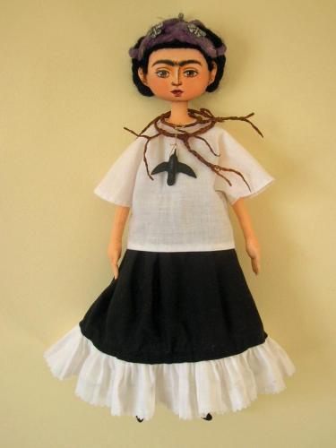 Autorretrato con collar de espinas y colibrí muerto